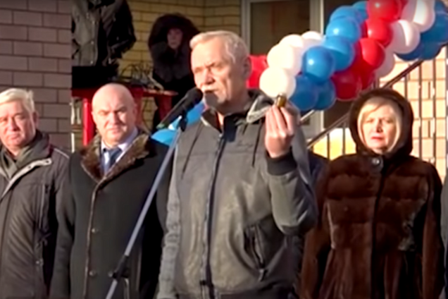 'Їм стане в нагоді': в Росії депутат подарував чиновникам вазелін. Відео