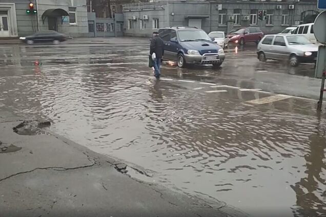 В Одессе небольшой дождь превратил часть улицы в реку: видео