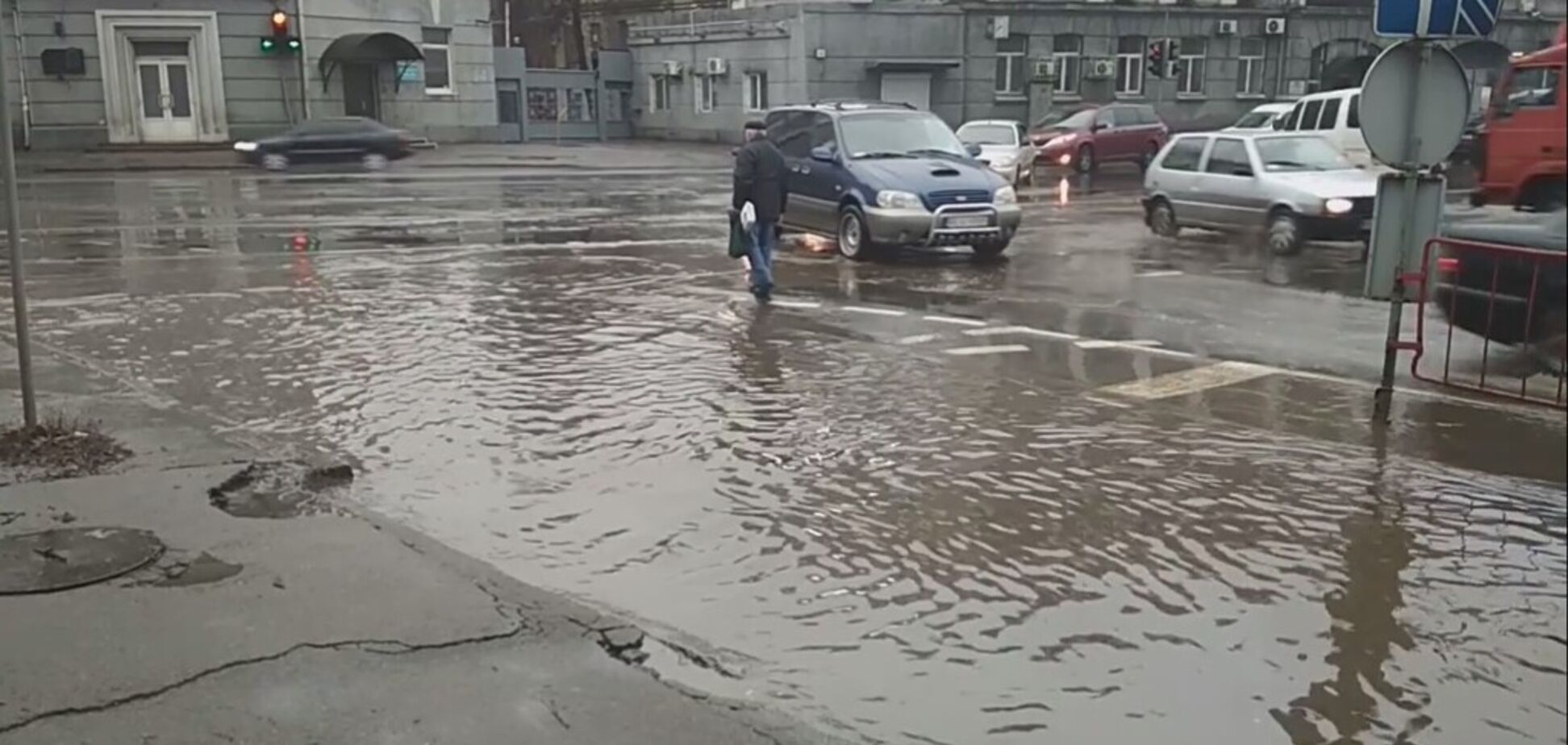 Дождь затопил перекресток в Одессе