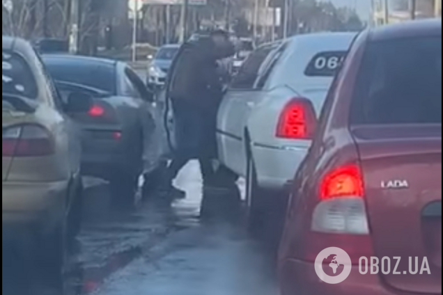 Били молотком по голове: в Черкассах прямо на дороге напали на водителя лимузина. Видео, фото