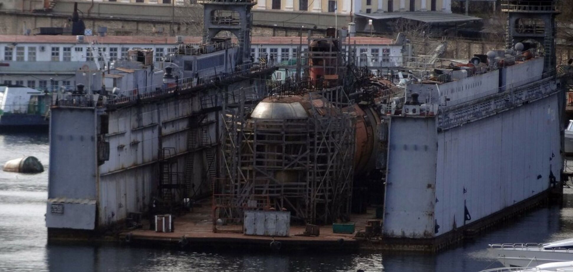 У Криму затонув плавучий док із російським підводним човном: перші подробиці