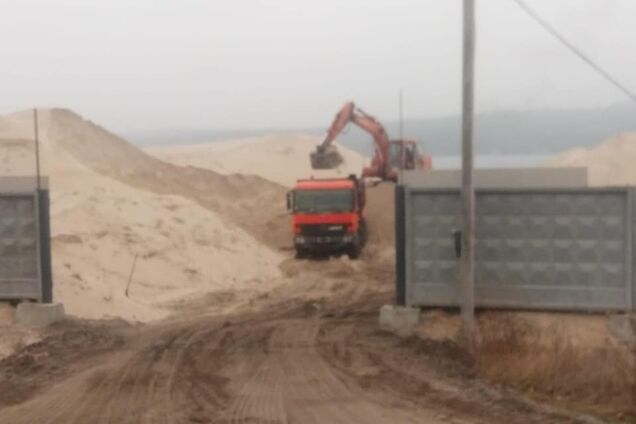 На Киевщине возобновила работу точка незаконного сбыта песка: что известно