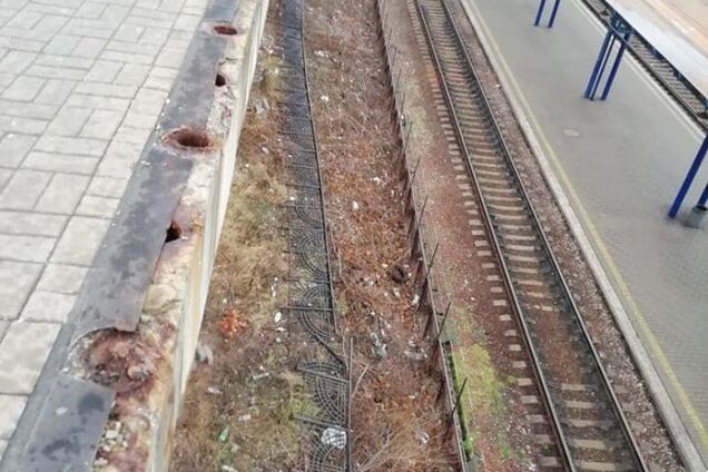 У Києві впала огорожа вздовж залізничних шляхів. Фото