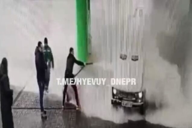 У Дніпрі на заправці спалахнув автомобіль: момент потрапив на відео