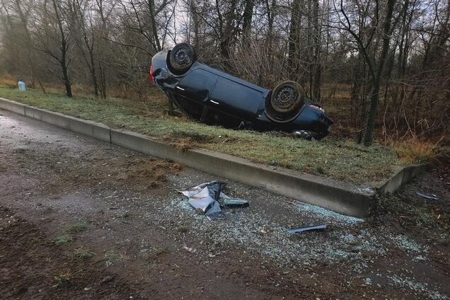 Стрімголов злетів з дороги: під Дніпром авто потрапило в ДТП на слизькій дорозі. Фото і відео