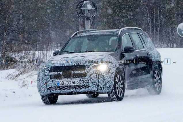 Электрический кроссовер Mercedes EQB показался на живых фото