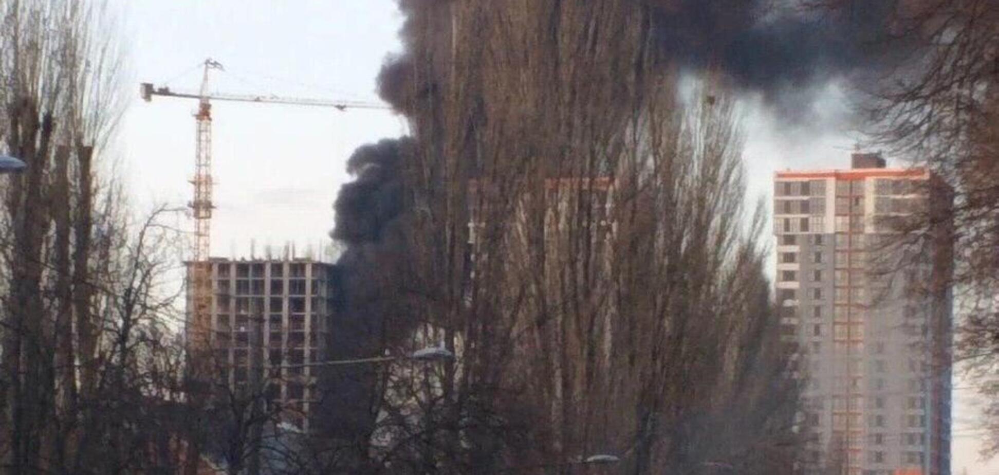 В Киеве многоэтажку охватил сильный пожар: видео