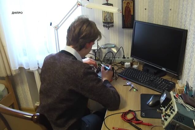 Питается от ходьбы: школьник из Днепра изобрел зарядное устройство