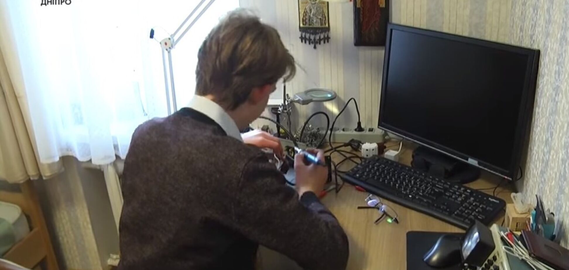 Живиться від ходьби: школяр із Дніпра винайшов зарядний пристрій