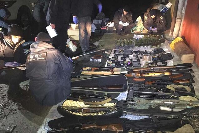 У Рівному у кілера вилучили рекордний арсенал зброї