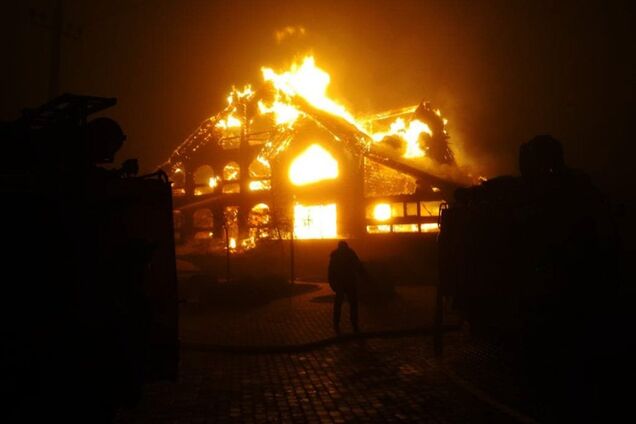 Под Днепром страшный пожар уничтожил целое кафе: огненные фото и видео