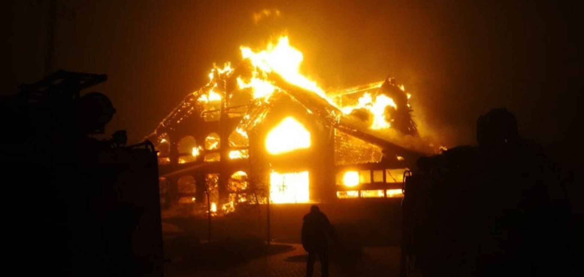 Під Дніпром страшна пожежа знищила ціле кафе: вогняні фото й відео