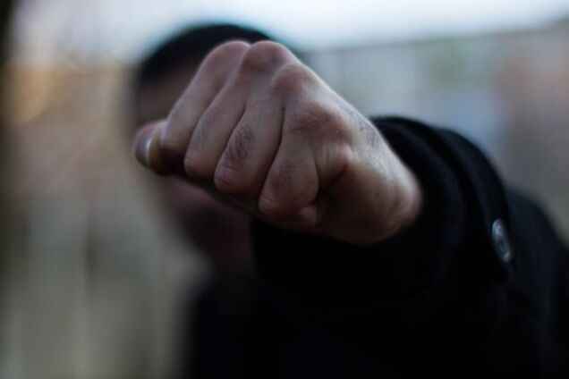 Побили та викинули: у Дніпрі нахабно пограбували чоловіка в електричці