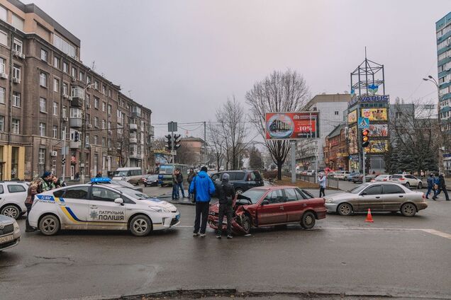 Выбросило на пешеходный переход: в Днепре произошло жесткое ДТП на перекрестке. Фото