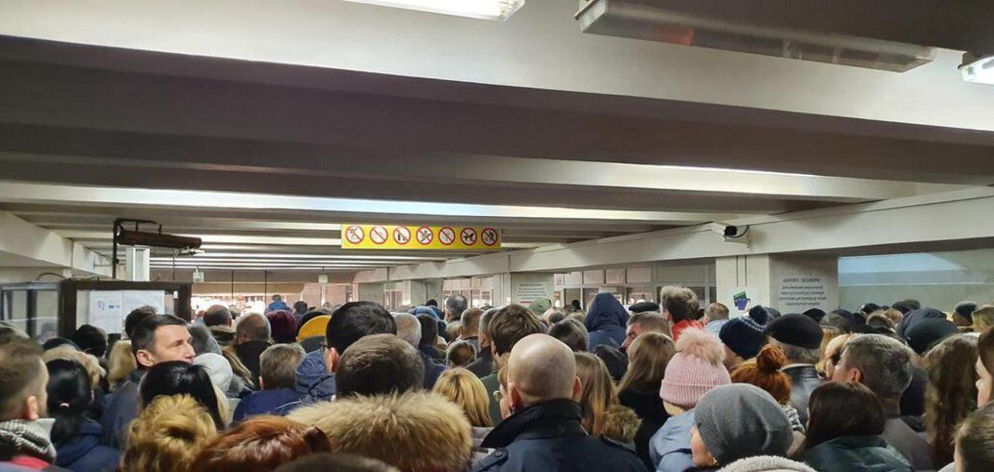 Розлючені пасажири влаштували погром у підземці Києва: в метрополітені розповіли подробиці