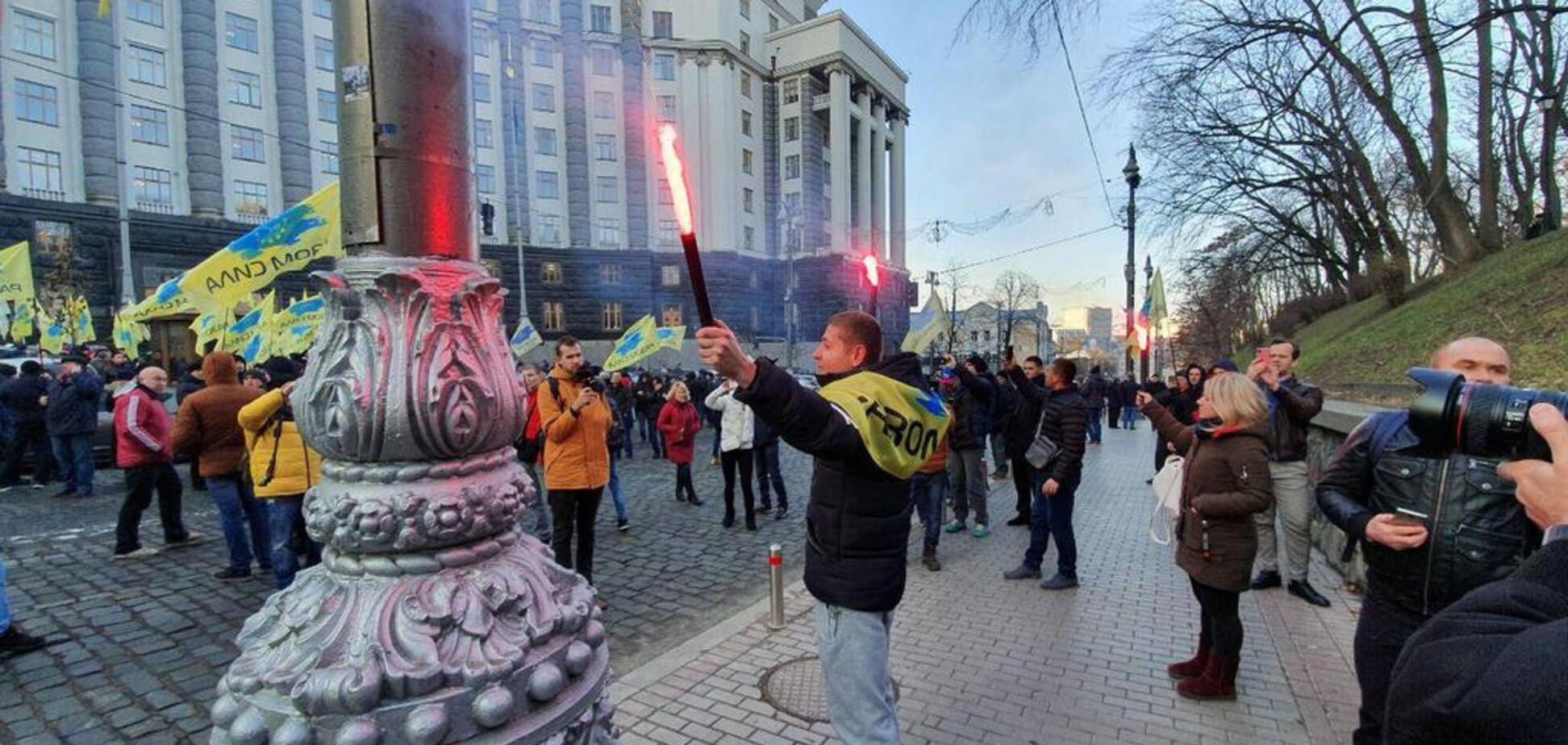 'Гончарук, выходи!' Владельцы евроавто зажгли файеры под Кабмином. Фото