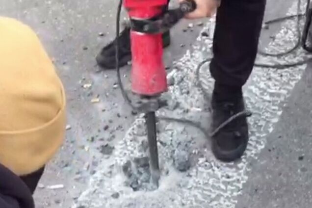 Мітингувальники пошкодили асфальт під Радою