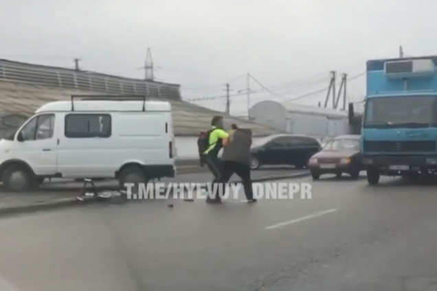 У Дніпрі конфлікт на дорозі переріс в бійку: все потрапило на відео