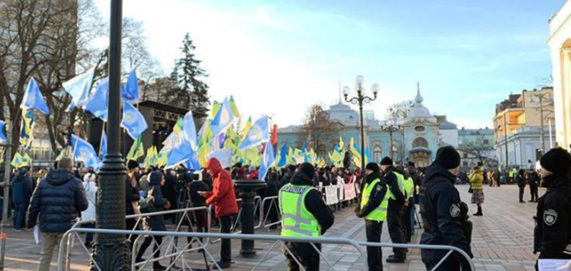 Митинги под Радой: появился показательный кадр