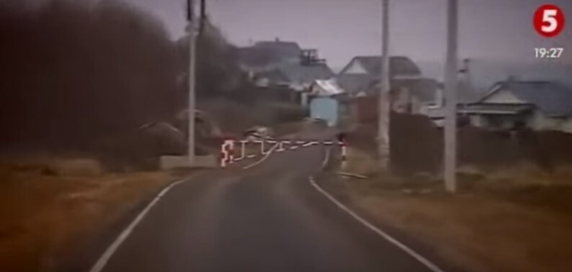 Шлагбаум на 'президентской' дороге в Рославичах