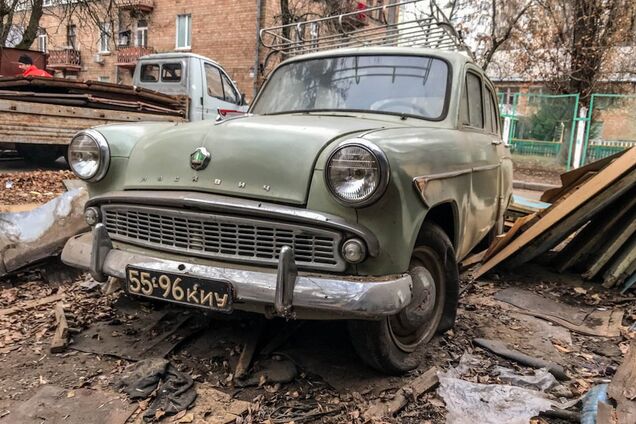 Жертва знесення гаражів: у Києві прямо на вулиці покинули цінний 'Москвич'