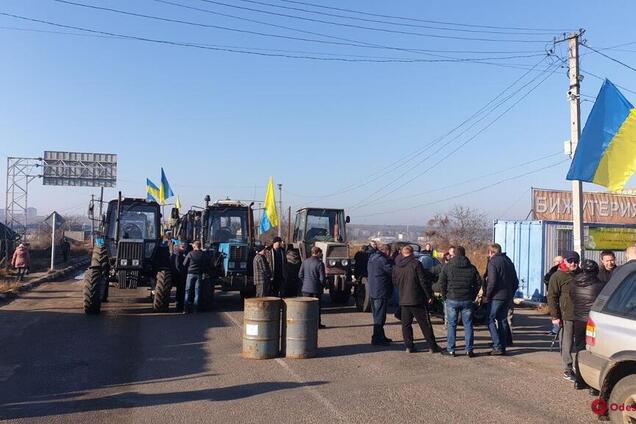 Сотни людей и тракторы: одесситы устроили блокаду на границе с Молдовой. Фото