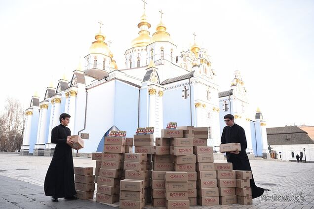 Дітям на Різдво: фонд Порошенка передав до ПЦУ солодкі подарунки