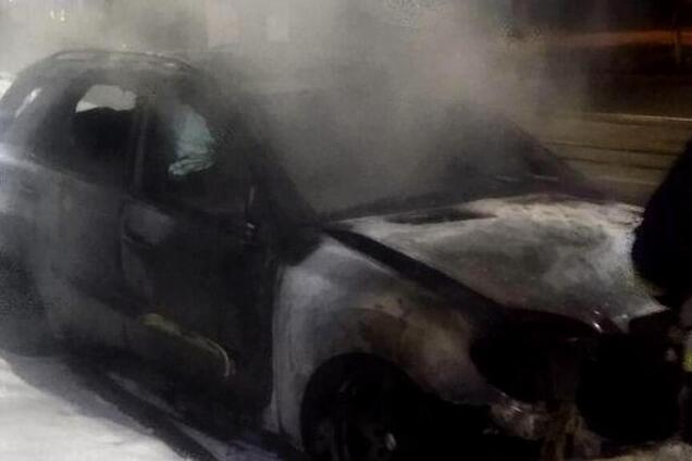 Згорів дотла: в центрі Дніпра підпалили Mercedes