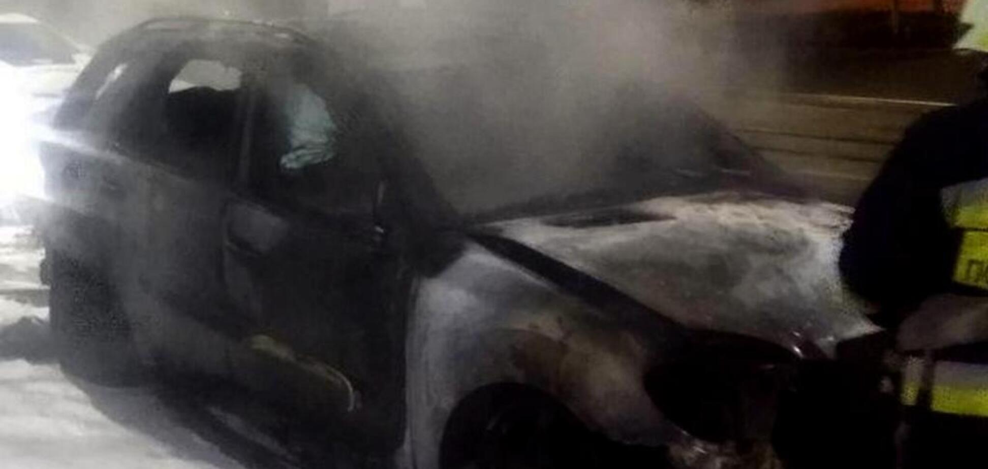 Згорів дотла: в центрі Дніпра підпалили Mercedes