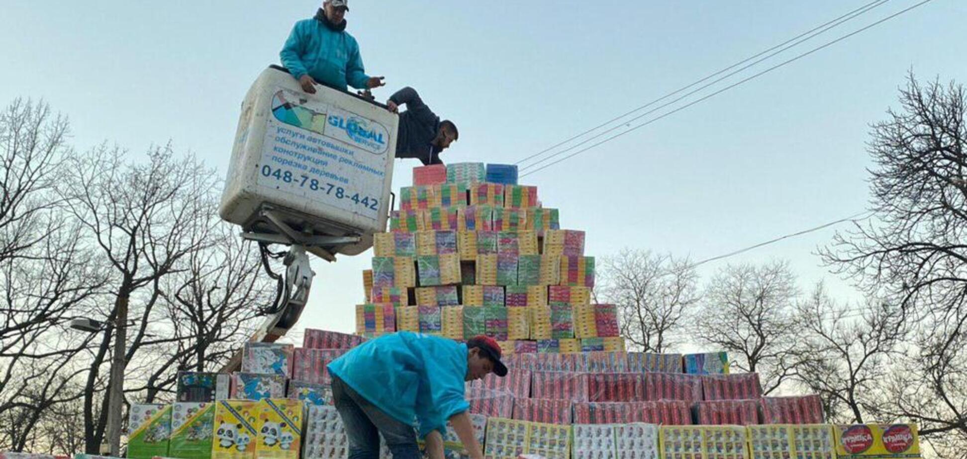 В Одессе соорудили гигантскую пирамиду из подарков