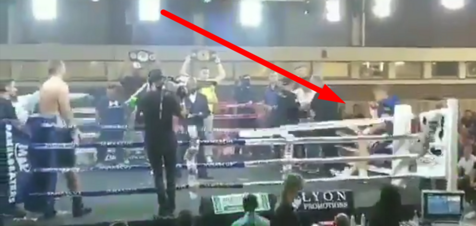 Чемпіон світу з боксу порвав ринг і позбувся титульного бою - опубліковано відео