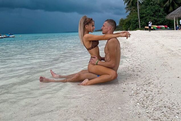 Дружина футболіста збірної України похвалилася ідеальним тілом в бікіні