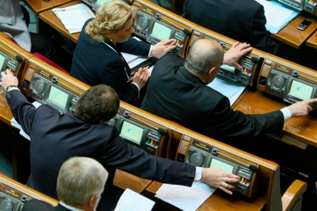 Штрафы за кнопкодавство: "Слуги" приняли законопроект о наказаниях для нардепов