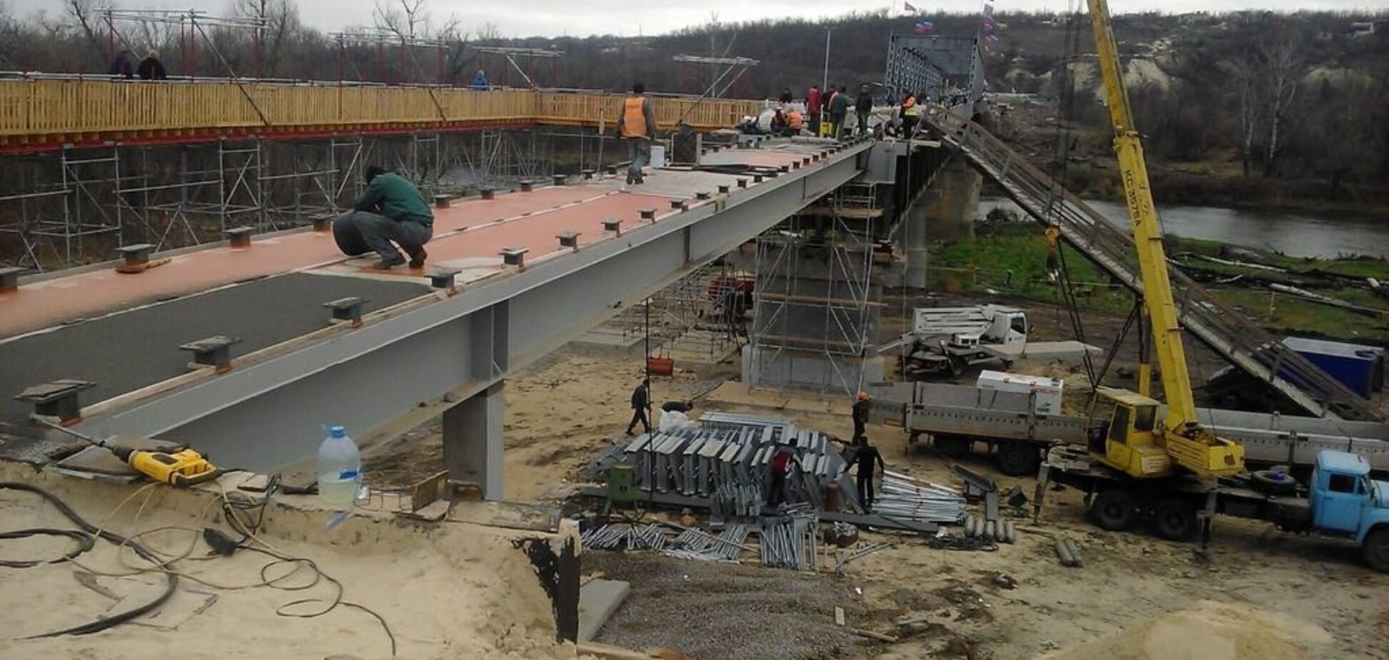 Будівництво моста у Станиці Луганській