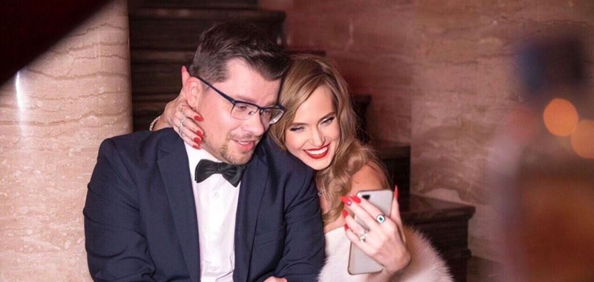 'Наставил рога жена': Харламова разгромили за фото со звездной блондинкой