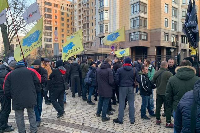 "Ти обіцяв? Або скажи, що кинув!" Власники євроавто зробили попередження Зеленському та прийшли до його будинку