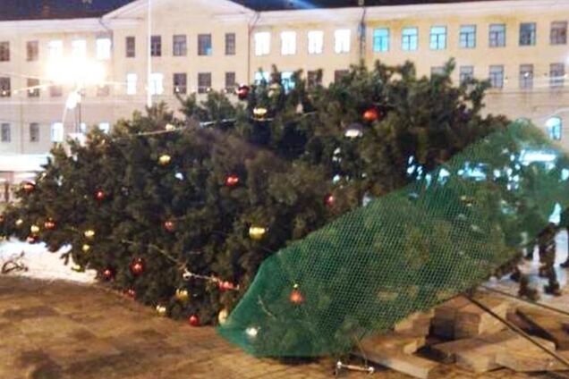 Сразу в четырех городах России рухнули городские новогодние елки: фото ЧП