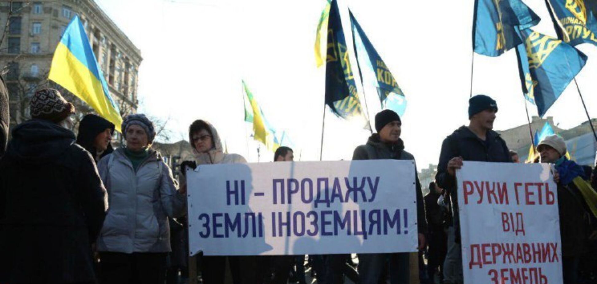 'Руки прочь от земли': Нацкорпус заблокировал центр Киева. Фото