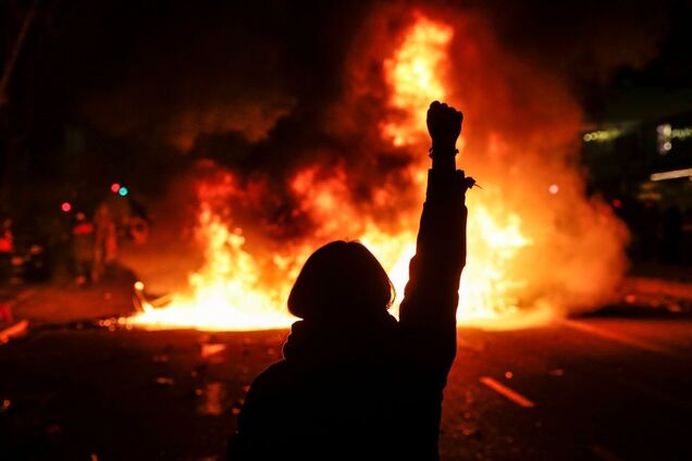 Пожары и стычки с полицией: СМИ сообщили о десятках раненых на матче 'Барселона' – 'Реал'