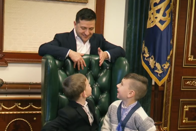 Дети примерили кресло Зеленского и устроили ему 'допрос' 