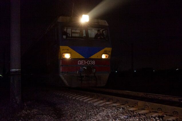 Розірвало на частини: під Дніпром чоловік загинув під колесами поїзда. Фото і відео 18+