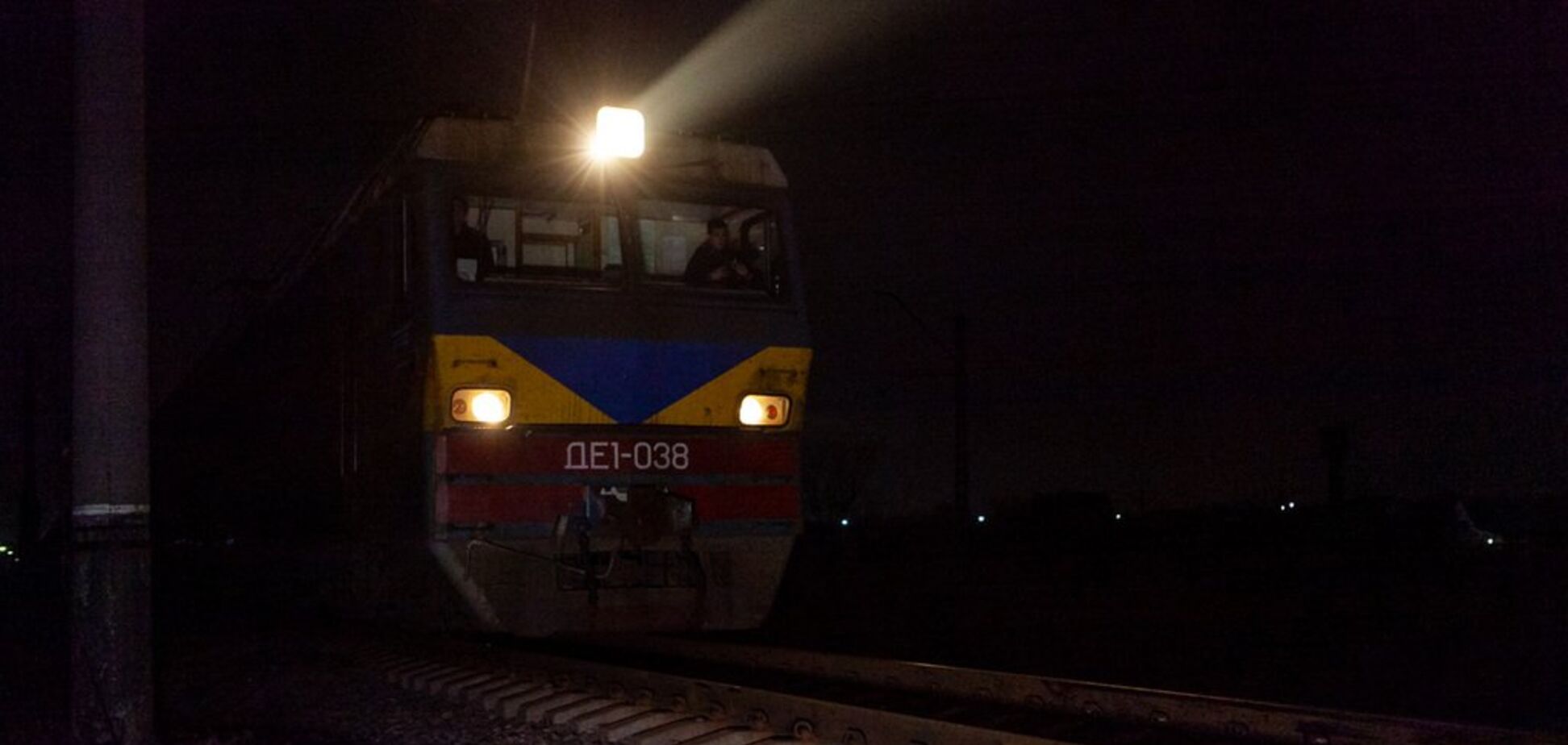 Розірвало на частини: під Дніпром чоловік загинув під колесами поїзда. Фото і відео 18+