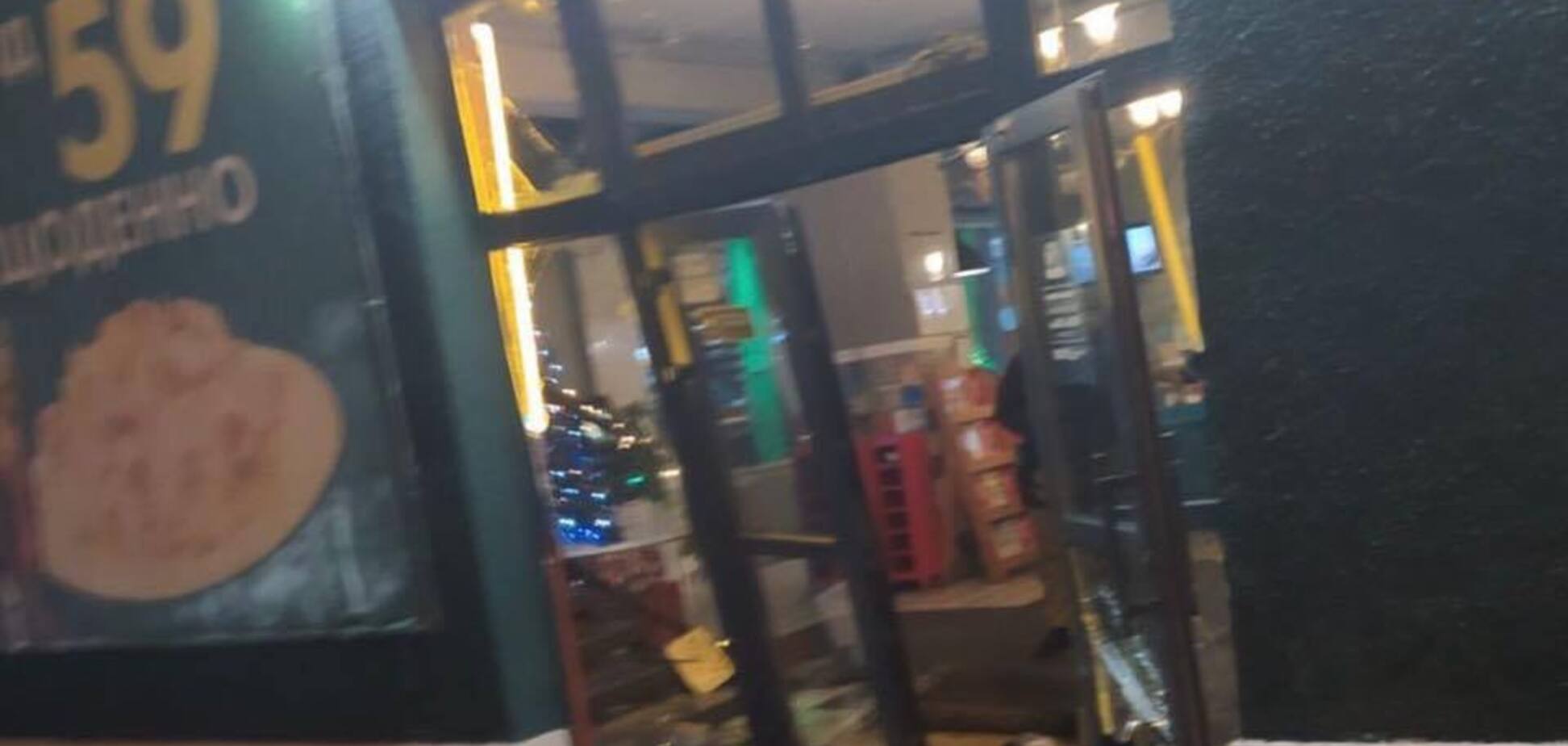 У Києві влаштували погром у відомій піцерії