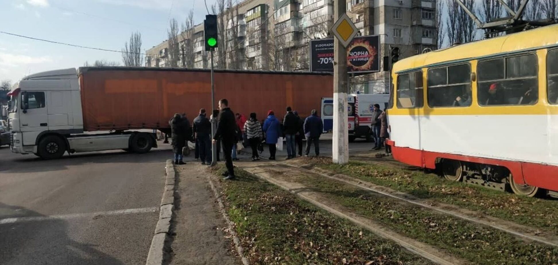 В Одессе грузовик наехал на пешеходов: есть погибший