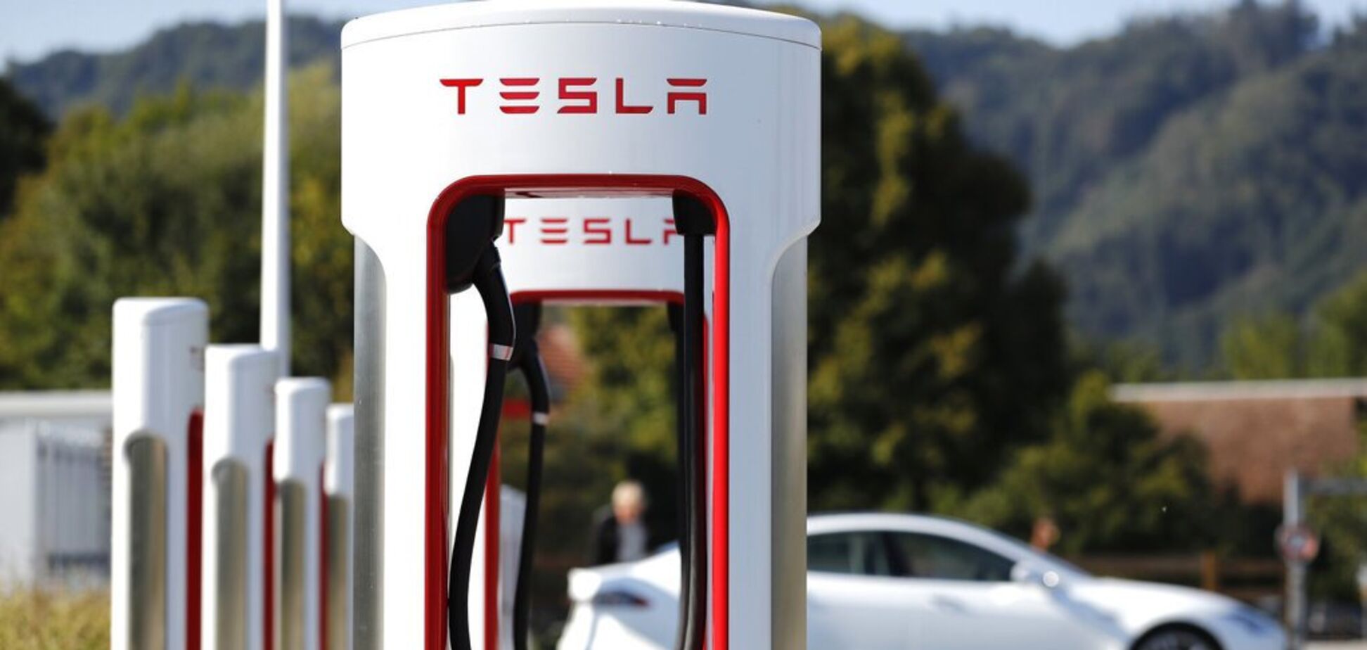 Tesla показала новий тип мобільних зарядних станцій: що змінилося