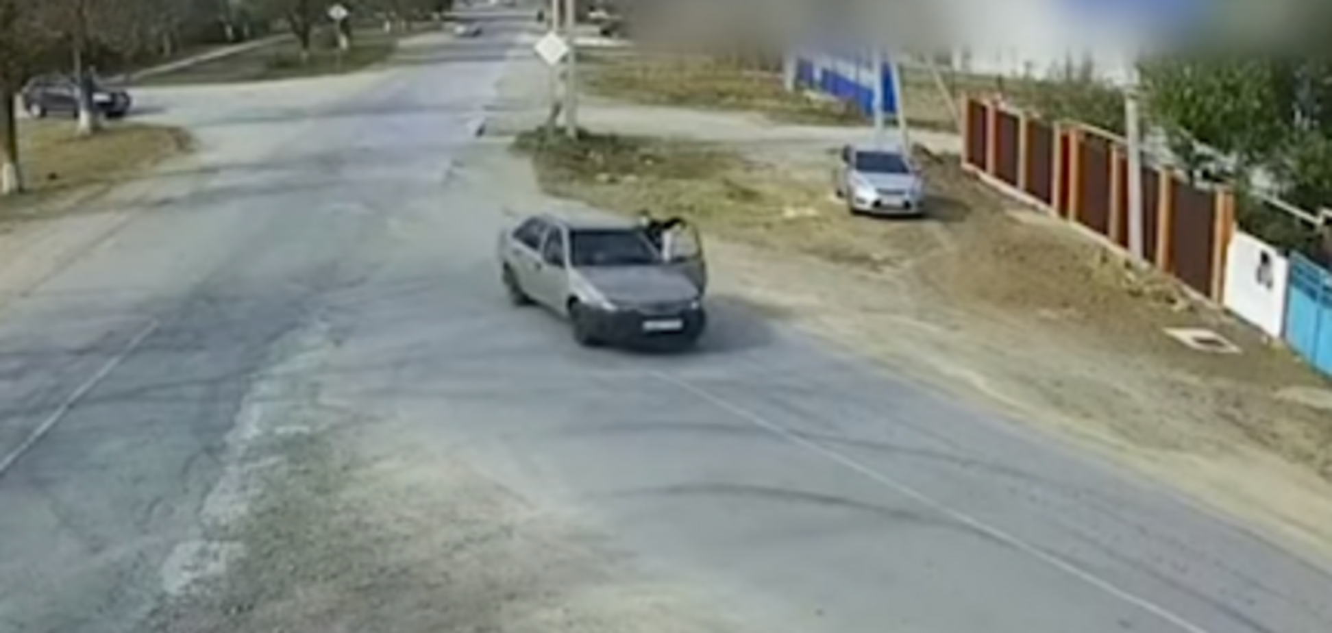 П'яний кримчанин протягнув поліцейського на автомобілі: епічне відео