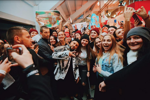 Поклонники MONATIK вручили артисту свою премию на М1 Music Awards