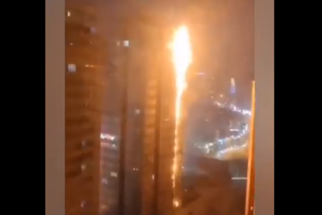 В Китае пожар охватил небоскреб