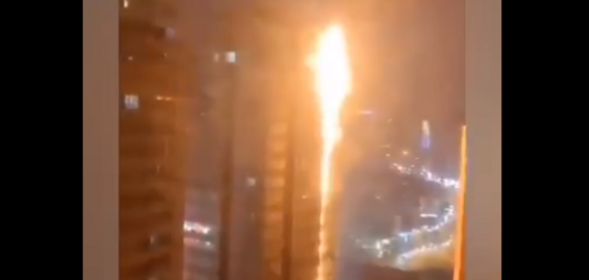 В Китае пожар охватил небоскреб