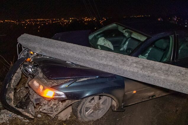 Раздавило авто: в Днепре Renault влетел сразу в два столба. Фото